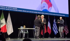 O Δημοσθένης Ταμπάκος παρέλαβε την επίσημη πρόσκληση για το «Μιλάνο-Κορτίνα 2026»