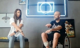 Η Ρούλα Μούλη συναντήθηκε με τον αθλητή του Παναθηναϊκού ΑμεΑ Απόστολο Δαβή