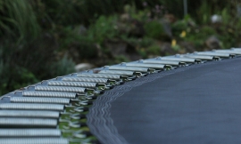 Έκανε χαλαρός τραμπολίνο αλλά άρχισε να τρέχει σαν τρελός - Δείτε γιατί (vid)