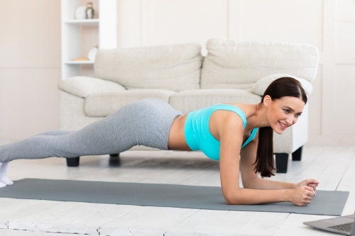Ξεκινήστε γυμναστική στο σπίτι με πέντε πολύ απλές ασκήσεις