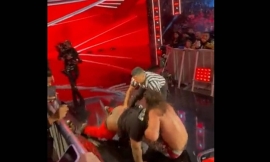 Χαμός σε αγώνα WWE - Θεατής επιτέθηκε σε παλαιστή και ακολούθησε πανικός