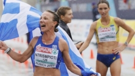 Ο Γιάννης Αντετοκούνμπο μαζί με την Αντιγόνη Ντρισμπιώτη στους σημαιοφόρους της Ελλάδας
