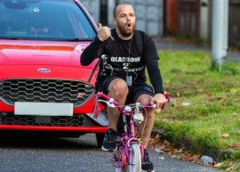 Διέσχισε 320 χιλιόμετρα με το ποδήλατο της 8χρονης κόρης του για καλό σκοπό (vid)