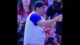 Πατέρας μύθος: Άφησε το μωρό και όχι την μπύρα για να πιάσει το μπαλάκι του μπέιζμπολ [vid]