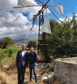 Το “Knossos Beach” στηρίζει την ανακατασκευή των ανεμόμυλων στο Οροπέδιο Λασιθίου