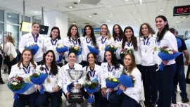 Με το τρόπαιο και τα χρυσά μετάλλια του World Cup, επέστρεψε η αποστολή της εθνικής ομάδας υδατοσφαίρισης