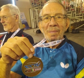Ο αγέραστος Πλακαντωνάκης εξασφάλισε μετάλλιο στο διπλό μικτό της ηλικιακής κατηγορίας 80-84 ετών