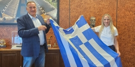 Την Ελληνική Σημαία έδωσε ο Πρόεδρος της Ελληνικής Ολυμπιακής Επιτροπής  στην Αντιγόνη Ντρισμπιώτη